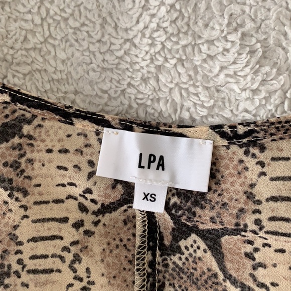 LPA | Pinched Snakeskin Shoulder Top - Picture 6 of 8